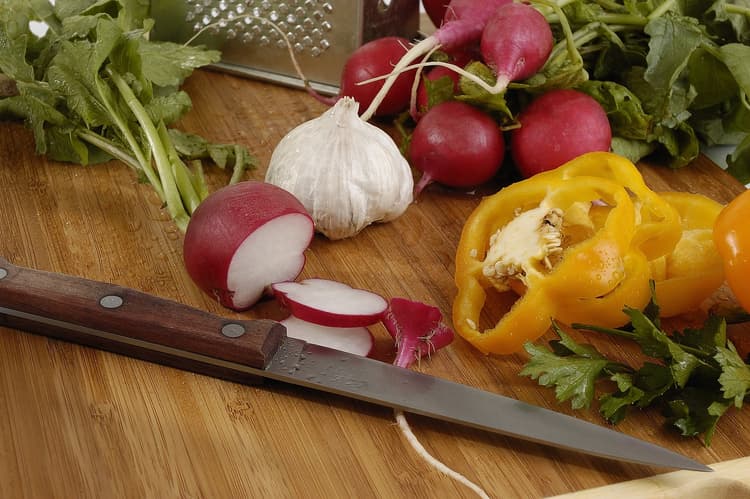 Introdução à dieta para emagrecer: close-up de frutas coloridas e vegetais em uma tábua de corte