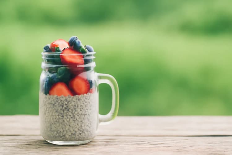 Pote de vidro com chia e frutas, cena ampla