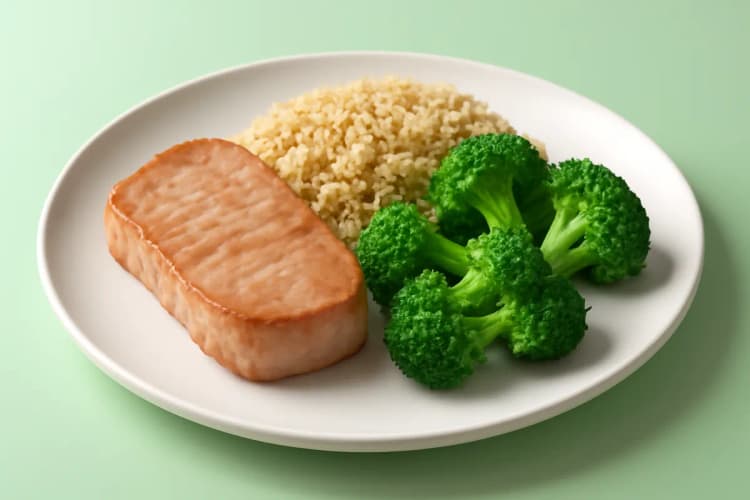 prato de carne magra com quinoa e brócolis cozido no vapor