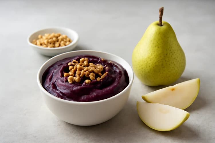 Tigela de açaí com frutas vermelhas e sementes de chia