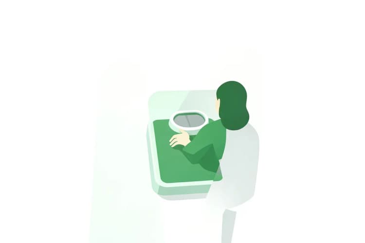 Mulher em plano médio, de costas, olhando para uma balança de banheiro com fundo branco, com a mão direita sobre a balança e luz natural suave vinda da esquerda, em um momento de autoavaliação.