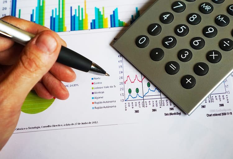 homem pesando alimentos para inserir em uma calculadora de calorias online