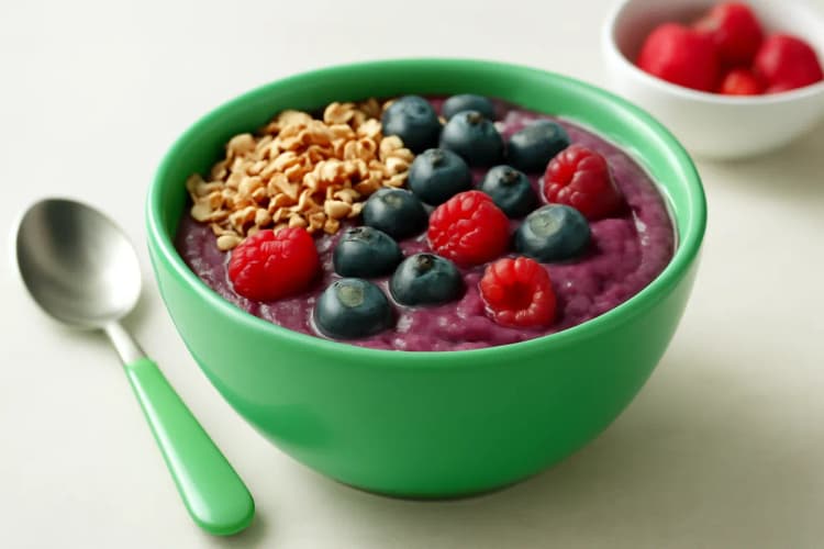 tigela de açaí com frutas vermelhas e granola, opção de lanche saudável