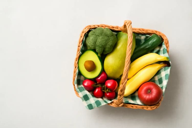 pessoa planejando refeições saudáveis com vegetais e frutas