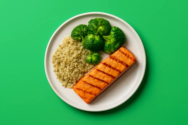 prato de comida saudável com salmão e vegetais verdes